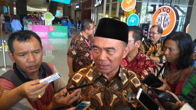 Menteri Pendidikan dan Kebudayaan (mendikbud) Republik Indonesia, Muhadjir Effendy, saat diwawancarai oleh wartawan. (Foto: Arfiansyah Panji Purnandaru/kumparan)