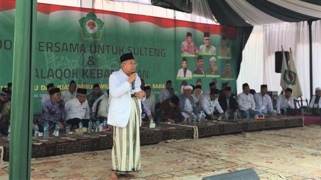 Cawapres Ma'ruf Amin memberikan sambutan sekaligus membuka doa bersama untuk Sulteng dan halaqah kebangsaan di Pesantren Muhajirin, Purwakarta, Jawa Barat. (Foto: Rafyq Panjaitan/kumparan)