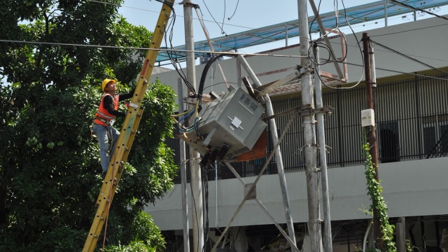 Petugas PLN memperbaiki jaringan listrik yang rusak akibat gempa di Palu, Sulawesi Tengah, Rabu (3/10). (Foto:  ANTARA FOTO/Mohamad Hamzah)
