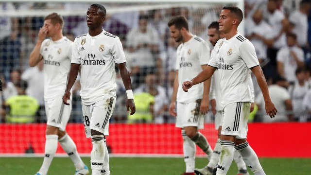 Para pemain Real Madrid tinggalkan lapangan selepas laga lawan Atletico Madrid. (Foto: REUTERS/Javier Barbancho)