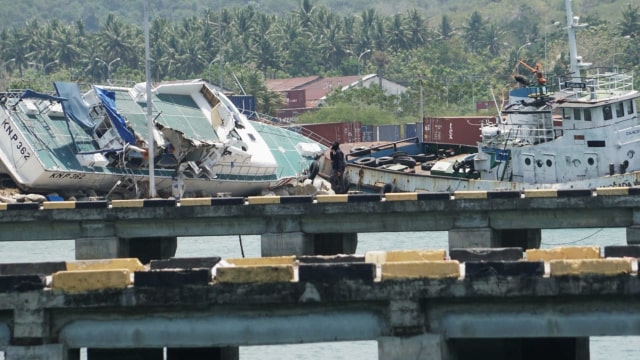 Sejumlah kapal yang terdampar usai terjadi tsunami di Palu, Sulawesi Tengah. (Foto: Jamal Ramadhan/kumparan)