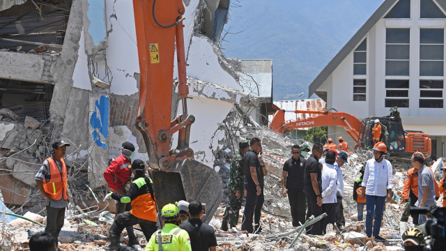 Presiden Joko Widodo didampingi sejumlah menteri Kabinet Kerja mengawasi proses evakuasi korban gempa di reruntuhan Hotel Roaroa di Palu, Sulawesi Tengah (Foto: ANTARA FOTO/Puspa Perwitasari)