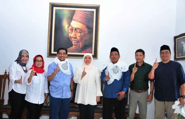 Khofifah Beri Timses Jokowi Surban Spesial, Machfud: Kita Satu Visi (2)