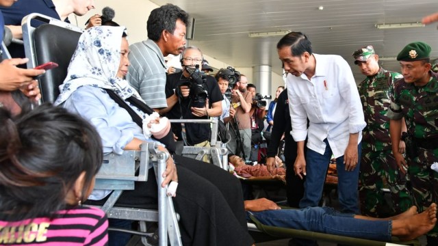 Jokowi jenguk korban gempa dan tsunami di Sulawesi Tengah, Rabu (3/10/2018). Foto: Biro Pers Setpres/kumparan