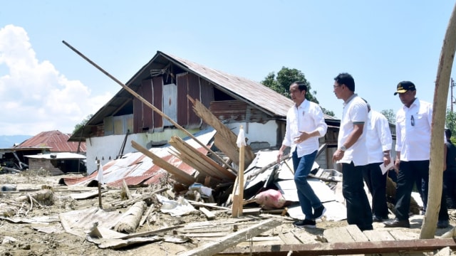 Presiden Jokowi tinjau lokasi gempa dan tsunami di Palu, Sulawesi Tengah.
 (Foto: Dok. Biro Pers Setpres)