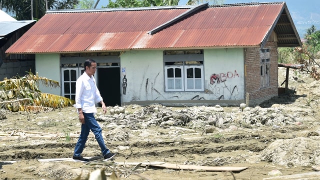 Presiden Jokowi tinjau lokasi gempa dan tsunami di Palu, Sulawesi Tengah.
 (Foto: Dok. Biro Pers Setpres)