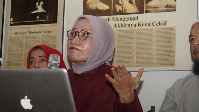 Ratna Sarumpaet menangis saat konferensi pers terkait kebohongannya, Rabu (3/10/2018). (Foto: Irfan Adi Saputra/kumparan)