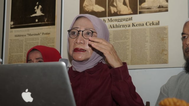 Ratna Sarumpaet menangis saat konferensi pers terkait kebohongannya, Rabu (3/10/2018). (Foto: Irfan Adi Saputra/kumparan)