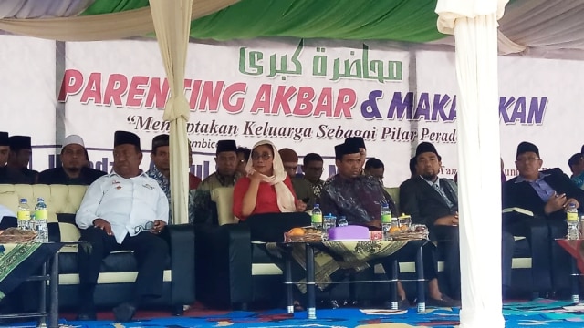 Menteri Kelautan dan Perikanan Susi Pudjiastuti (dua dari kiri) dan Ustadz Abdul Somad (ketiga dari kiri) menghadiri acara Parenting Akbar dan Makan Ikan, Riau, Rabu (3/10/2018). (Foto: Dok. Fakhrurrodzi Baidi/riauonline.com)