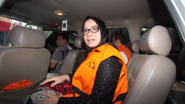 Eni Maulani Saragih usai menjalani pemeriksaan oleh penyidik KPK, Jakarta. (Foto: ANTARA FOTO/Reno Esnir)