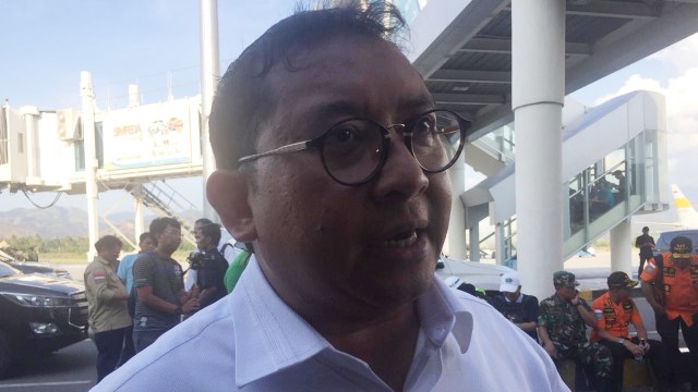 Wakil Ketua Dewan Perwakilan Rakyat, Fadli Zon menjawab pertanyaan wartawan di Bandara Palu. (Foto: Moh. Fajri/kumparan)