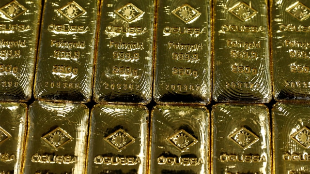 Emas batangan terlihat di Pabrik Pemisah Emas dan Perak. Foto: REUTERS / Leonhard Foeger