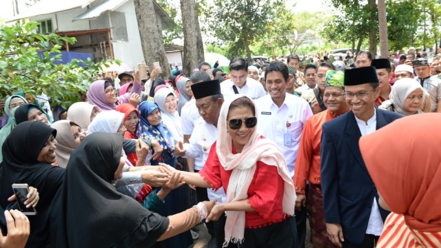 Kedatangan Menteri KKP Susi Pudjiastuti di Pondok Pesantren Taman Ahsantum Al-Ihsan Boarding School (IBS) disambut hangat oleh warga di Kabupaten Kampar, Riau, Rabu (3/10/2018).  (Foto: Fakhrurrodzi Baidi/riauonline.com)