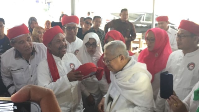 Ma'ruf Amin terima Sorban Merah Putih dari Relawan Genius (Gerakan Nasional Religius) di Sate Maringgi, Purwakarta, Rabu (3/10/2018). (Foto: Rafyq Panjaitan/kumparan)