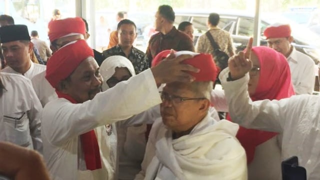 Ma'ruf Amin terima Sorban Merah Putih dari Relawan Genius (Gerakan Nasional Religius) di Sate Maringgi, Purwakarta, Rabu (3/10/2018). (Foto: Rafyq Panjaitan/kumparan)