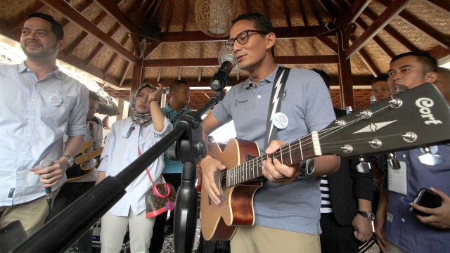 Calon wakil presiden nomor urut 02 Sandiaga Uno menghibur generasi milenial dengan bernyanyi pada acara "Ngobrol Gaul Bersama" Sandi di Bogor. (Foto: ANTARA FOTO/Yulius Satria Wijaya)