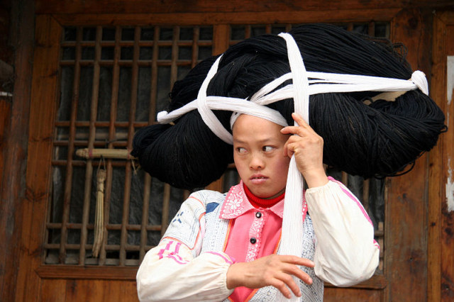 Wanita Suku Miao di China Gunakan Rambut Nenek Moyang (Foto: Wikimedia Commons)