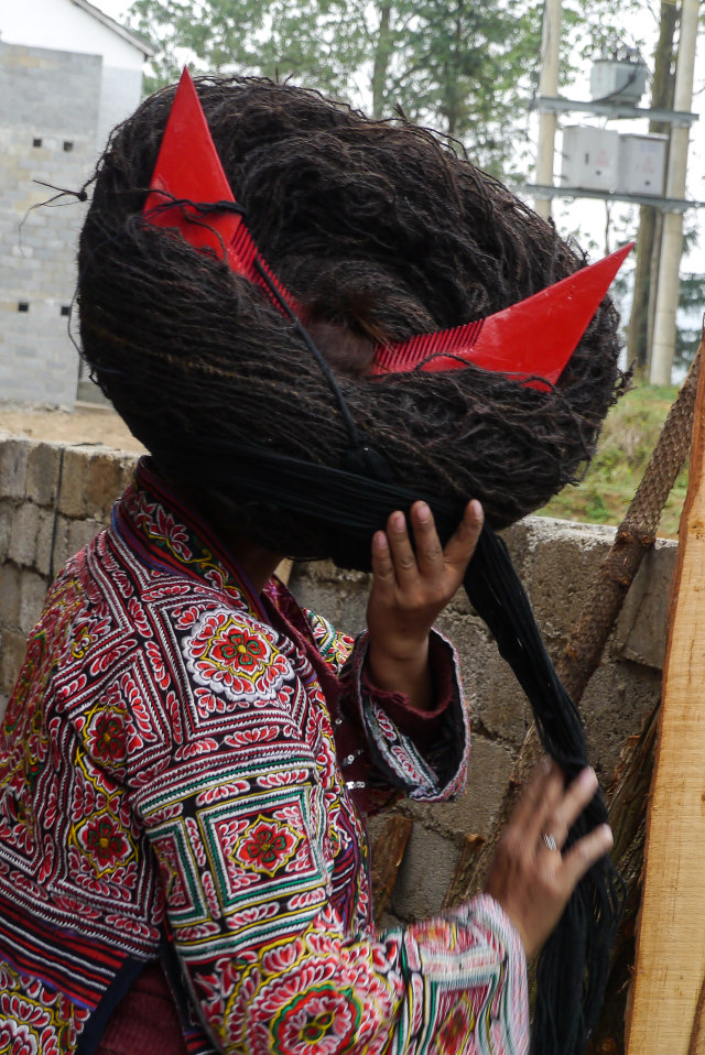 Tampak Belakang Wig yang Digunakan Wanita Suku Miao (Foto: Flickr / Rita Willaert)