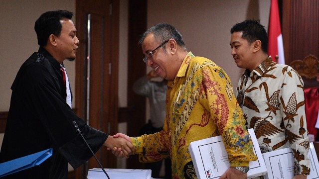 Mantan Wali Kota Kendari Adriatma Dwi Putra (kanan) dan eks calon Gubernur Sulawesi Tenggara, Asrun (tengah).  Foto: ANTARA FOTO/Siigid Kurniawan