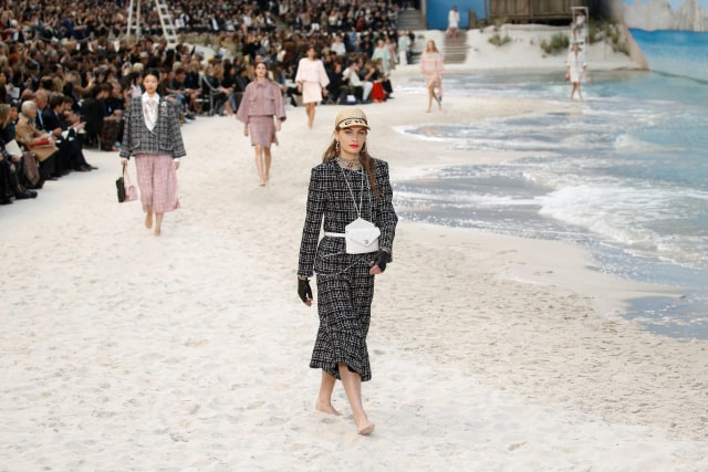 Chanel sulap Grand Palais menjadi pantai untuk tampilkan koleksi Spring/ Summer 2019 di Paris Fashion Week. (Foto: REUTERS/Stephane Mahe)