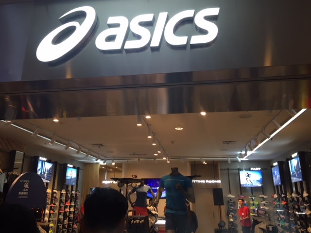 Gerai ASICS di Grand Indonesia East Mall lantai 3 (Foto: Hesti Widianingtyas/kumparan)