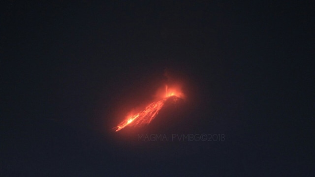 Gunung Sopotan alirkan lava pijar. (Foto: twitter/@id_magma)