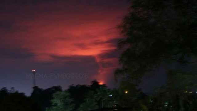Gunung Sopotan alirkan lava pijar. (Foto: twitter/@id_magma)