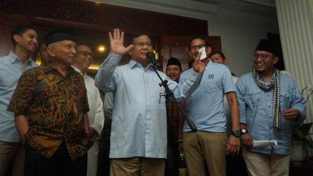 Prabowo Subianto memberikan keterangan pers mengenai pernyataan bohong Ratna Sarumpaet di Jalan Kertanegara, Jakarta, Rabu (3/10). (Foto: Iqbal Firdaus/kumparan)