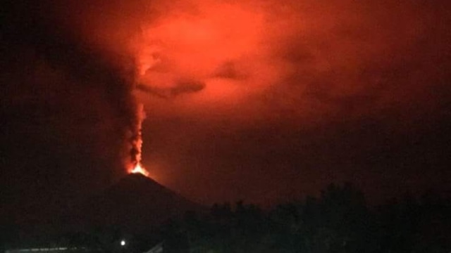 Gunung Soputan kembali erupsi, keluarkan lava pijar dari puncaknya.  (Foto: twitter/@Sutopo_PN)