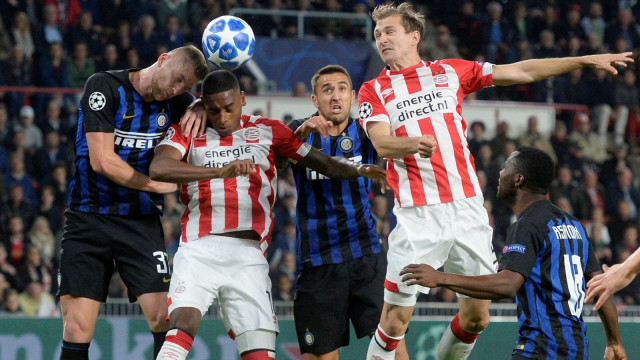Duel udara pemain PSV Eindhoven dengan Inter Milan. (Foto: REUTERS/Toussaint Kluiters)