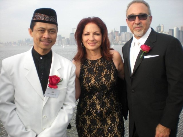 Saya bersama Penyanyi legendaris Amerika-Hispanic Gloria Estefan, juga awardee. (Foto: Dok: Shamsi Ali)