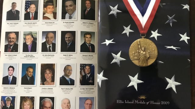 Medali dan buku Ellis Island Medal of Honor. (Foto: Dok: Shamsi Ali)