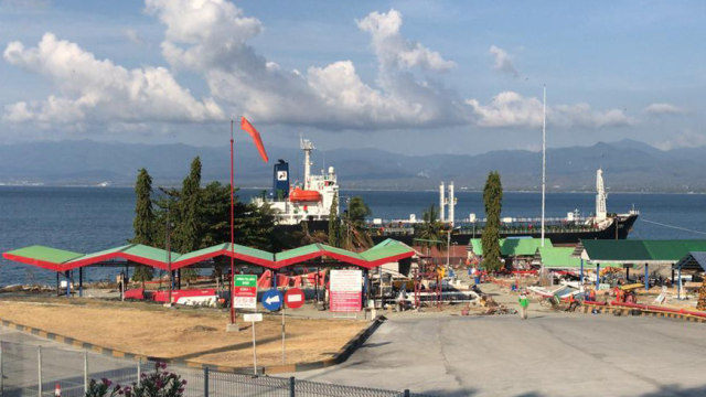 Kapal tanker Karmila yang mengangkut 1,2 juta liter Premium merapat di pesisir Donggala, Sulawesi Tengah. (Foto: Dok. Pertamina)