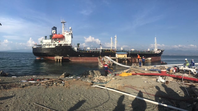 Kapal tanker Karmila yang mengangkut 1,2 juta liter Premium merapat di pesisir Donggala, Sulawesi Tengah (Foto: Dok. Pertamina)