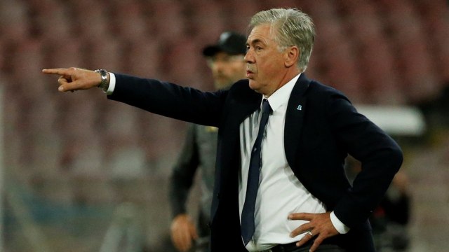 Pelatih Napoli, Carlo Ancelotti, memberikan instruksi kepada para pemainnya. (Foto: Reuters/Ciro De Luca)