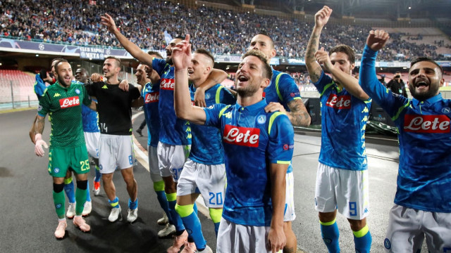 Para pemain Napoli melakukan selebrasi usai menundukkan Liverpool. (Foto: Reuters/Ciro De Luca)