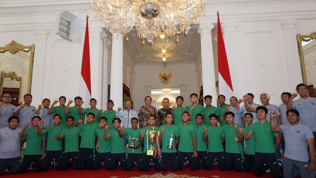 Presiden Joko Widodo foto bersama Pemain Timnas Indonesia U-16 di Istana Merdeka./kumparan (Foto: Yudhistira Amran Saleh/kumparan)
