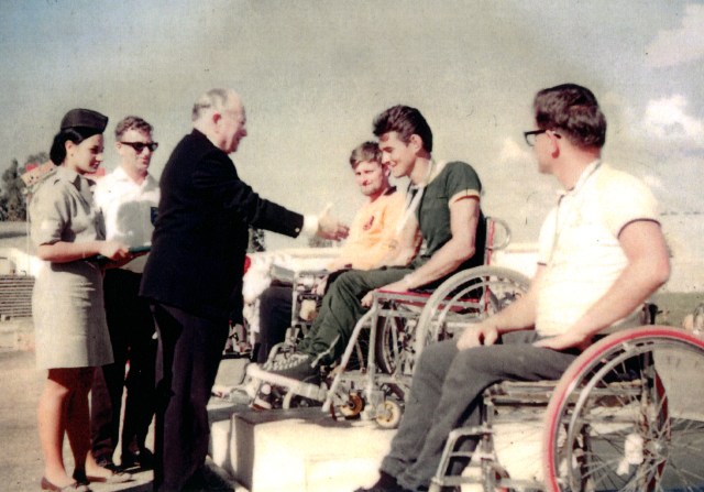 Ludwig Guttmann dan atlet paralimpik di tahun 1968. (Foto: Wikimedia Commons)
