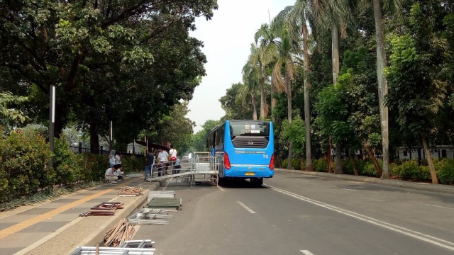 Ramp untuk penyandang disabilitas di halte bus kawasan GBK.
 (Foto: Aditia Rijki Nugraha/kumparan)