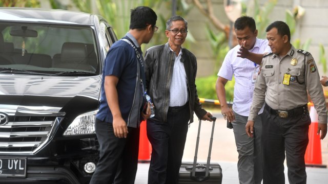 Kepala KPP Pratama Ambon La Masikamba, yang diamankan oleh KPK dalam operasi tangkap tangan (OTT) di Ambon, tiba untuk menjalani pemeriksaan di Jakarta, Kamis (4/10). (Foto: ANTARA FOTO/Akbar Nugroho Gumay)