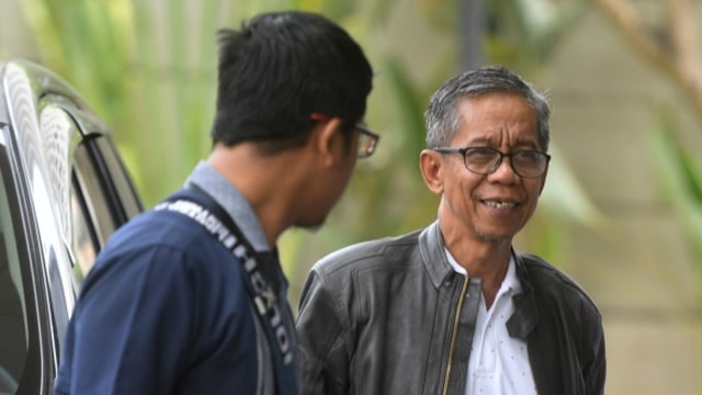 Kepala KPP Pratama Ambon La Masikamba, yang diamankan oleh KPK dalam operasi tangkap tangan (OTT) di Ambon, tiba untuk menjalani pemeriksaan di Jakarta, Kamis (4/10). (Foto: ANTARA FOTO/Akbar Nugroho Gumay)