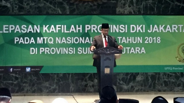 Gubernur DKI Jakarta Anies Baswedan melepas kontingen DKI Jakarta yang akan ikut dalam lomba MTQ Nasional di Medan, Sumatera Utara. (Foto: Fachrul Irwinsyah/kumparan)