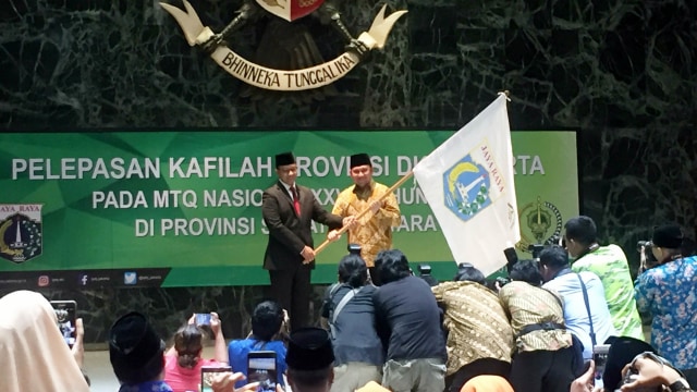 Gubernur DKI Jakarta Anies Baswedan melepas kontingen DKI Jakarta yang akan ikut dalam lomba MTQ Nasional di Medan, Sumatera Utara. (Foto: Fachrul Irwinsyah/kumparan)