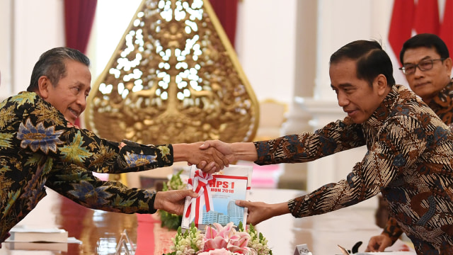 Presiden Joko Widodo (kedua kanan) menerima ikhtisar hasil pemeriksaan semester I tahun 2018 dari Ketua BPK Moermahadi Soerja Djanegara. (Foto: ANTARA FOTO/Wahyu Putro A)