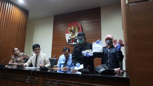 Barang bukti OTT pegawai Dirjen Pajak di Ambon. (Foto: Nugroho Sejati/kumparan)