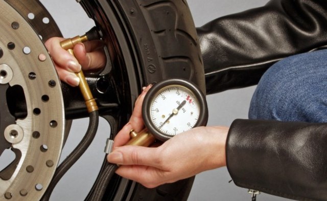 Ilustrasi cek tekanan angin ban motor (Foto: dok. Motorcycle)