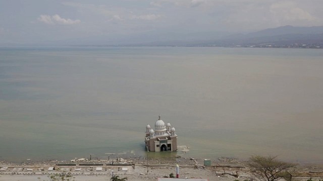 Gambar udara kondisi bangunan Masjid Arqam Bab Al Rahman atau yang lebih dikenal masjid terapung Palu. (Foto: Jamal Ramadhan/kumparan)