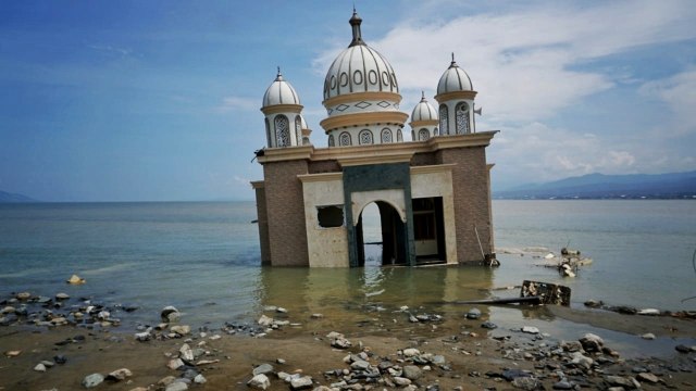 Kondisi bangunan Masjid Arqam Bab Al Rahman atau yang lebih dikenal masjid terapung Palu. Foto: Jamal Ramadhan/kumparan