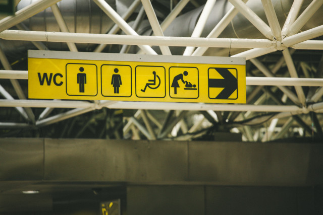 Petunjuk menuju toilet untuk disabilitas. (Foto: Unsplash)