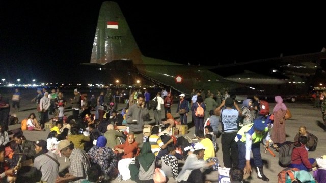 Kedatangan pengungsi Palu dan Donggala di Bandara Juanda Surabaya. (Foto: Dok. Istimewa)